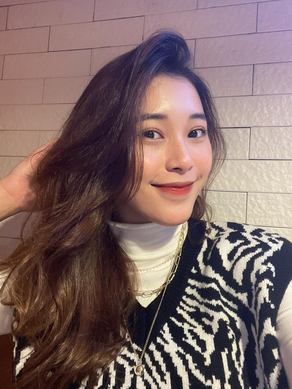 Không chỉ chơi bóng chuyền giỏi, cô còn có năng khiếu tạo dáng chụp ảnh xuất sắc. Nếu người hâm mộ lần đầu theo dõi mạng xã hội của Huyền, ắt sẽ lầm tưởng cô với một diễn viên, người mẫu ảnh chuyên nghiệp.