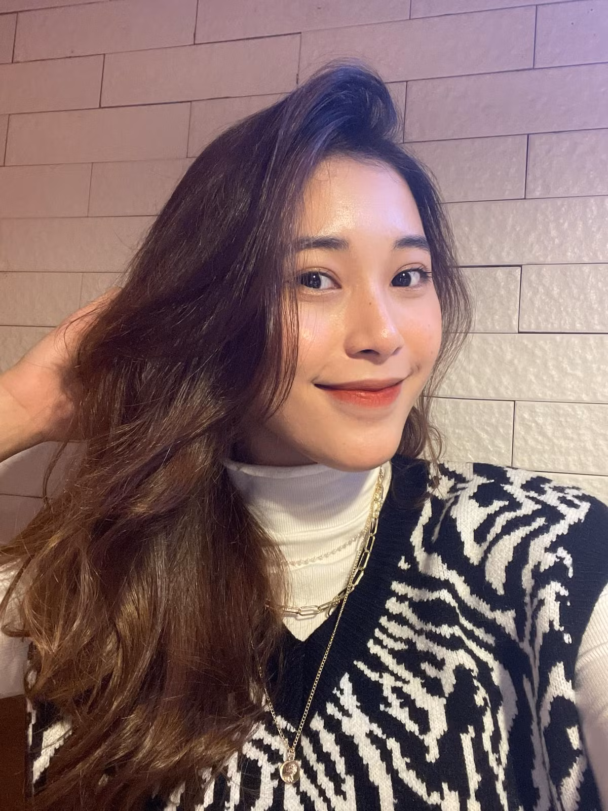 Không chỉ chơi bóng chuyền giỏi, cô còn có năng khiếu tạo dáng chụp ảnh xuất sắc. Nếu người hâm mộ lần đầu theo dõi mạng xã hội của Huyền, ắt sẽ lầm tưởng cô với một diễn viên, người mẫu ảnh chuyên nghiệp.