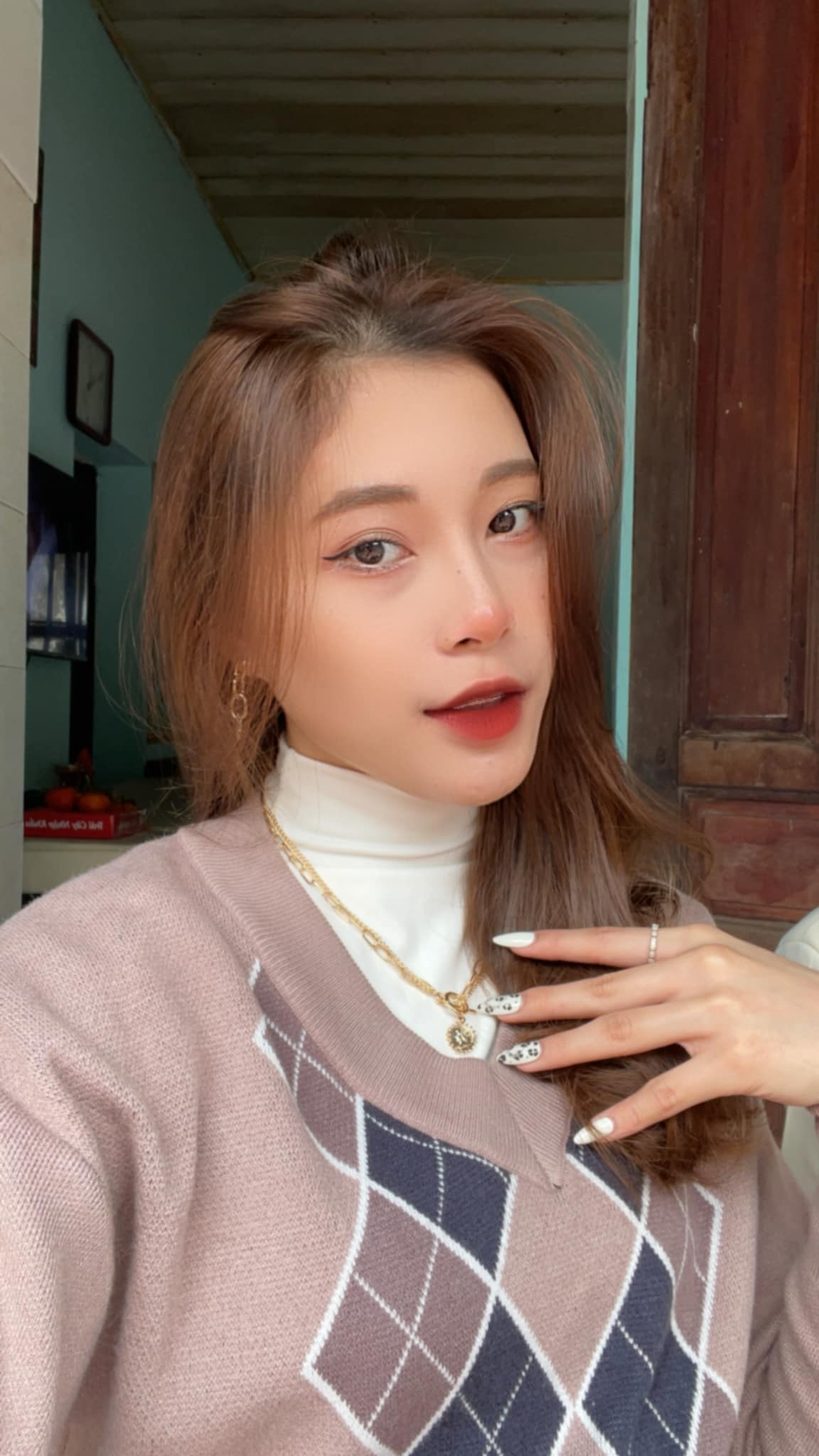 Ngoài chơi bóng chuyền giỏi, Thu Huyền còn gây chú ý nhờ ngoại hình ưa nhìn và gu thời trang khoe eo thon gợi cảm.