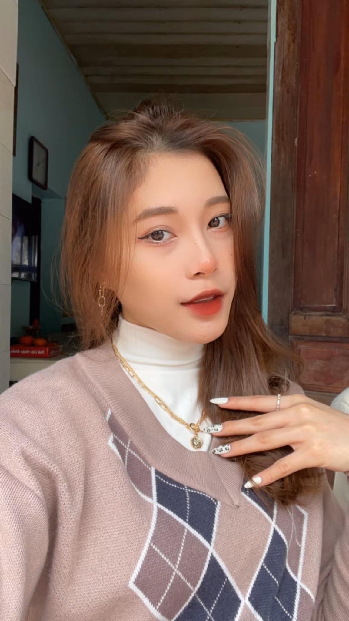 Ngoài chơi bóng chuyền giỏi, Thu Huyền còn gây chú ý nhờ ngoại hình ưa nhìn và gu thời trang khoe eo thon gợi cảm.