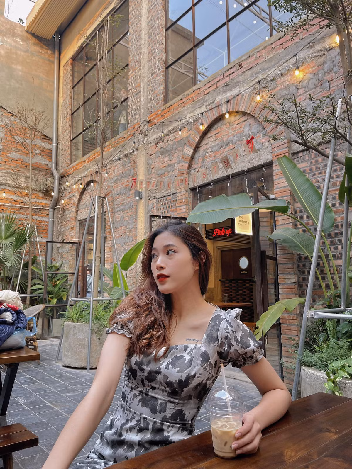 Huyền có sở thích chụp ảnh. Cô thường tự chụp hoặc nhờ bạn chụp hộ trong mỗi dịp đi dạo phố.