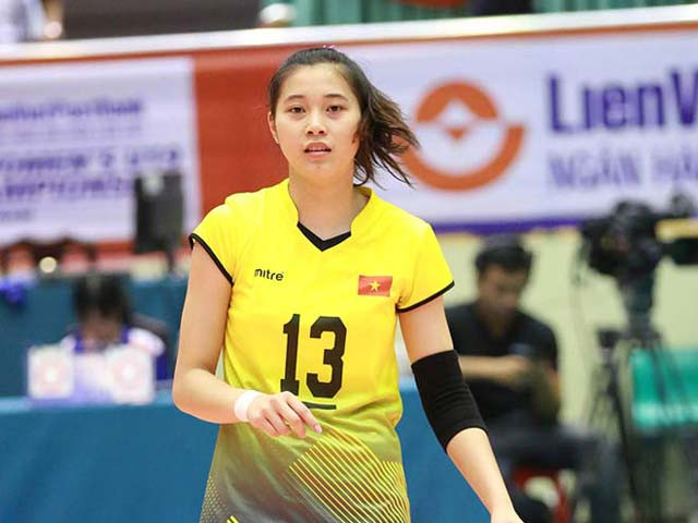 Đặng Thu Huyền bắt đầu thi đấu từ năm 13 tuổi. 14 tuổi, cô cùng đội tuyển U19 Việt Nam giành HCB giải bóng chuyền U19 Vô địch Đông Nam Á và xếp hạng 4 tại giải U19 Vô địch châu Á năm 2016.