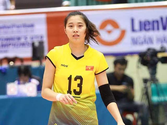 Đặng Thu Huyền bắt đầu thi đấu từ năm 13 tuổi. 14 tuổi, cô cùng đội tuyển U19 Việt Nam giành HCB giải bóng chuyền U19 Vô địch Đông Nam Á và xếp hạng 4 tại giải U19 Vô địch châu Á năm 2016.