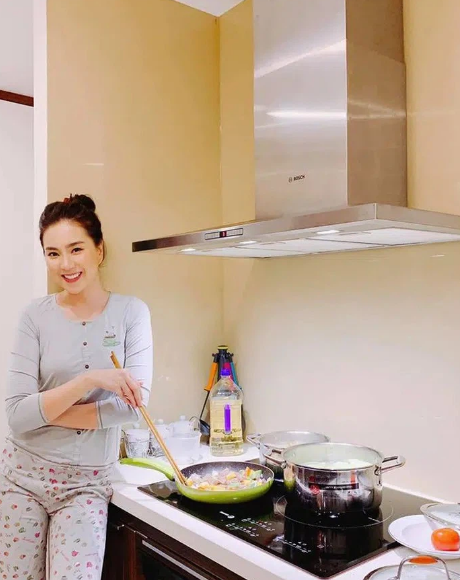 Dù là mâm cơm hàng ngày nhưng có thể thấy Mai Ngọc khá trau chuốt cho từng món ăn.