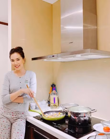 Dù là mâm cơm hàng ngày nhưng có thể thấy Mai Ngọc khá trau chuốt cho từng món ăn.