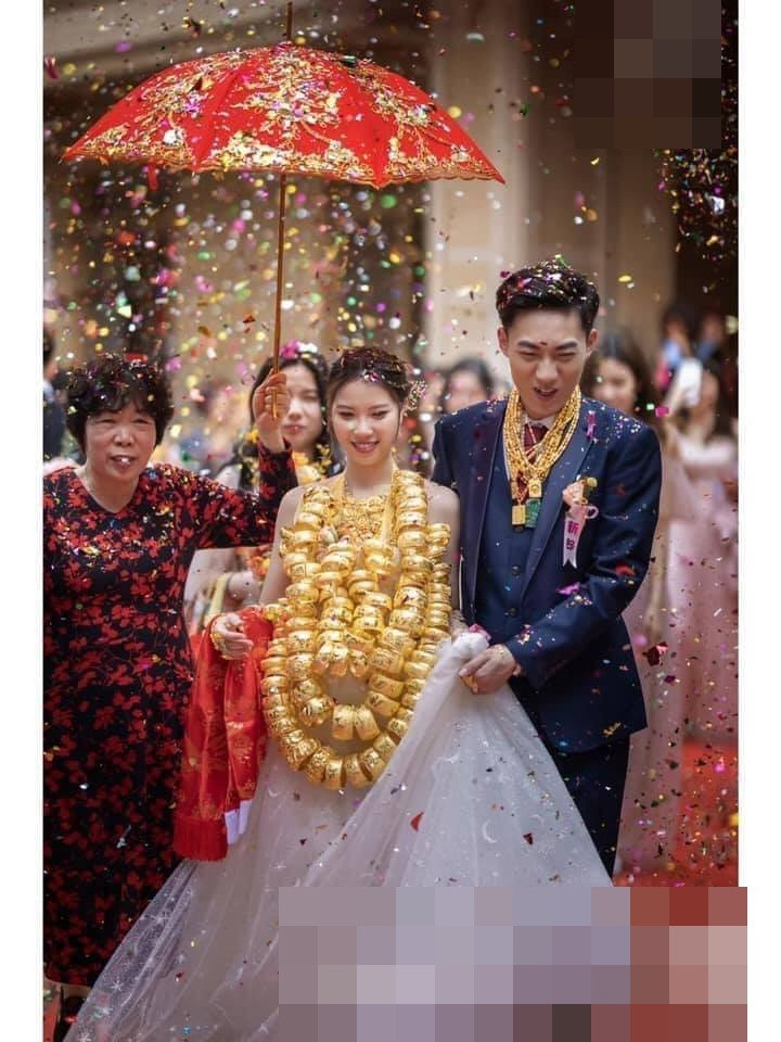 Với những hình ảnh khoe vàng ngày cưới này, nhiều cư dân mạng cho rằng, việc tặng quà cưới bằng vàng vốn là truyền thống, không nên quá đà hoặc phô trương.