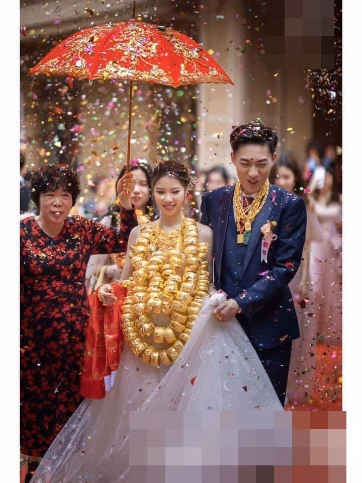 Với những hình ảnh khoe vàng ngày cưới này, nhiều cư dân mạng cho rằng, việc tặng quà cưới bằng vàng vốn là truyền thống, không nên quá đà hoặc phô trương.