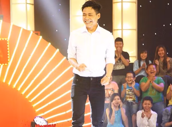 Ngay sau khi xuất hiện trên truyền hình, Lê Tấn Lợi đã gây sốt nhờ gương mặt điển trai, sự duyên dáng, ngây ngô khiến Trấn Thành – Trường Giang liên tục bật cười.