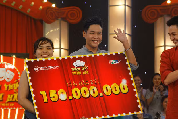 Sau khi tham gia Thách Thức Danh Hài, Lê Tấn Lợi đã đăng quang ngôi vị Quán quân mùa 3 cùng giải thưởng 150 triệu đồng. Sau khi chiến thắng, Tấn Lợi trở về quê và tiếp tục công việc bán trà sữa. Tuy nhiên, tiệm trà sữa của 2 vợ chồng anh đã đóng cửa vì vắng khách một thời gian.