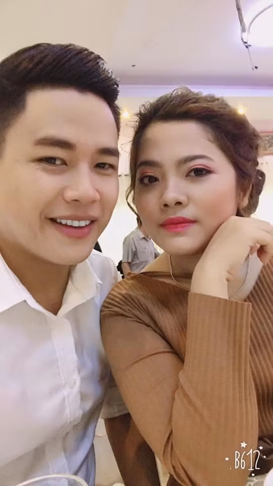 Chàng hot boy hiện tại đang sống rất hạnh phúc bên người vợ cùng đồng hành ở Thách Thức Danh Hài.