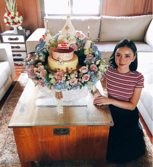 Trong dịp sinh nhật mẹ chồng, Angela Chu đã tặng hoa và và quà cực chu đáo. Ảnh: Tổng hợp