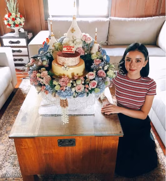 Trong dịp sinh nhật mẹ chồng, Angela Chu đã tặng hoa và và quà cực chu đáo. Ảnh: Tổng hợp