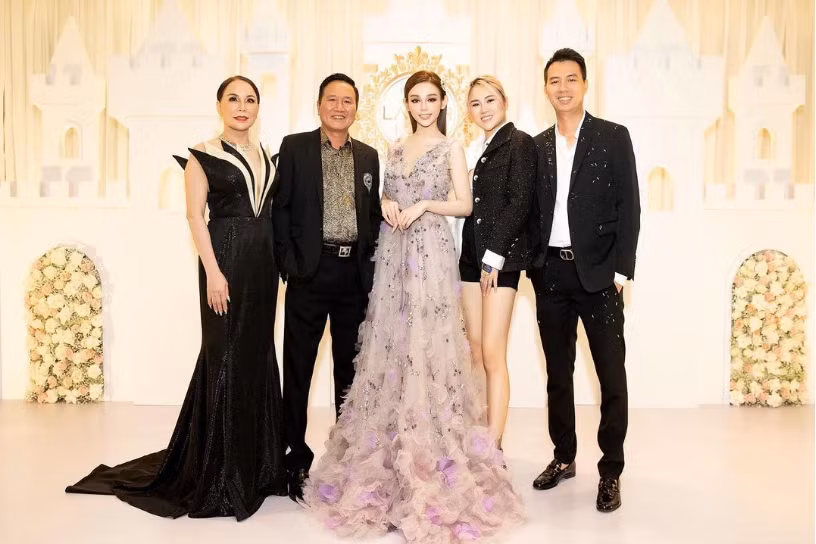 Mỗi lần hot girl cho mẹ chồng lên sóng là dân tình lại phải trầm trồ, xuýt xoa vì quá trẻ trung, sành điệu. Dù ít khi chia sẻ hình ảnh cùng gia đình chồng nhưng Huyền Baby từng tiết lộ cô rất thân thiết với mẹ chồng.