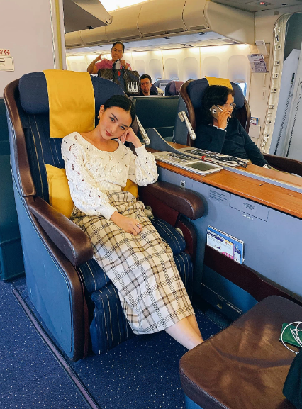 Được biết, gia đình chồng Angela Chu cũng thuộc gia tộc giàu có, nổi tiếng trên đất Thái. Chồng của hot girl này hoạt động trong lĩnh vực sản xuất đồ nhựa sử dụng cho xe ô tô, sở hữu hàng loạt biệt thự, đất đai ở vị trí đẹp.