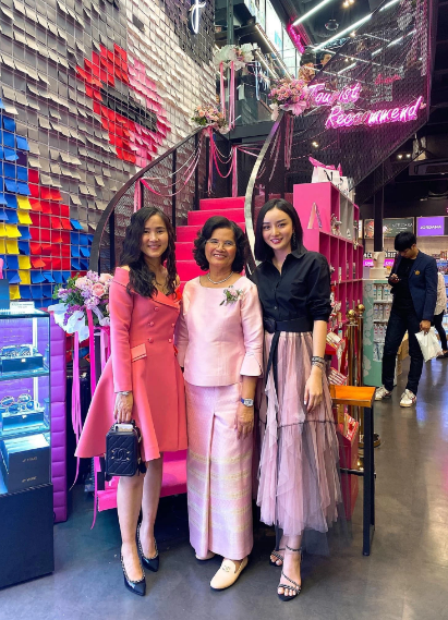 Sau khi kết hôn với đại gia Thái Lan, Angela Chu - hot girl dao kéo Việt đang có cuộc sống tốt đẹp với nhà chồng nơi đất khách quê người.