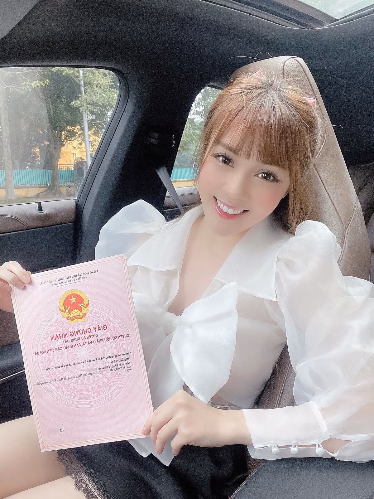 Trong bài đăng trên Facebook cá nhân, Âu Hà My cho biết cô đã hoàn thành mục tiêu có một ngôi nhà mặt đất ở tuổi 27. "Cảm ơn bản thân đã nỗ lực cố gắng thật nhiều và chưa bao giờ bỏ cuộc. Bởi vì, thành công là câu trả lời duy nhất và chính xác nhất mà thôi", nữ giảng viên hot girl thích thú chia sẻ.