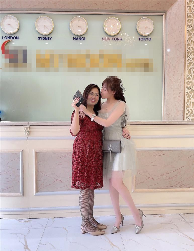 Sau khi tậu nhà, Âu Hà My tiếp tục gây "choáng" khi khoe món quà đắt đỏ mà cô tặng cho mẹ. Đây là chiếc điện thoại iphone 12 trị giá khoảng 20 triệu đồng.