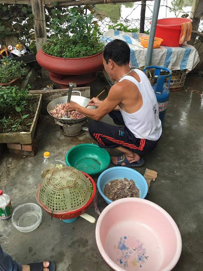 Các đấng mày râu của một xóm đã vào bếp nấu nướng tất tần tật để tổ chức ngày Quốc tế Phụ nữ 8/3 cho các quý bà.