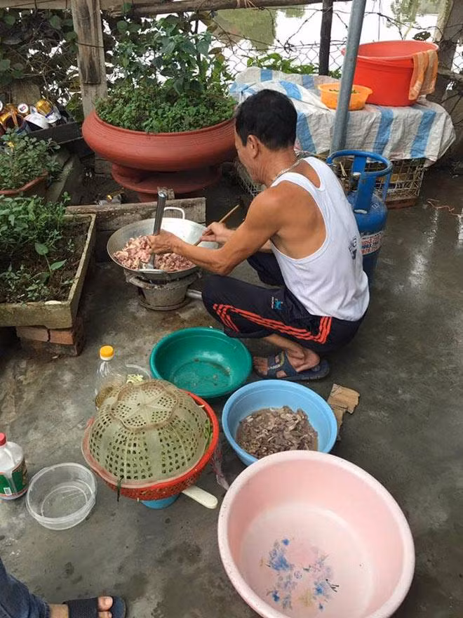 Các đấng mày râu của một xóm đã vào bếp nấu nướng tất tần tật để tổ chức ngày Quốc tế Phụ nữ 8/3 cho các quý bà.