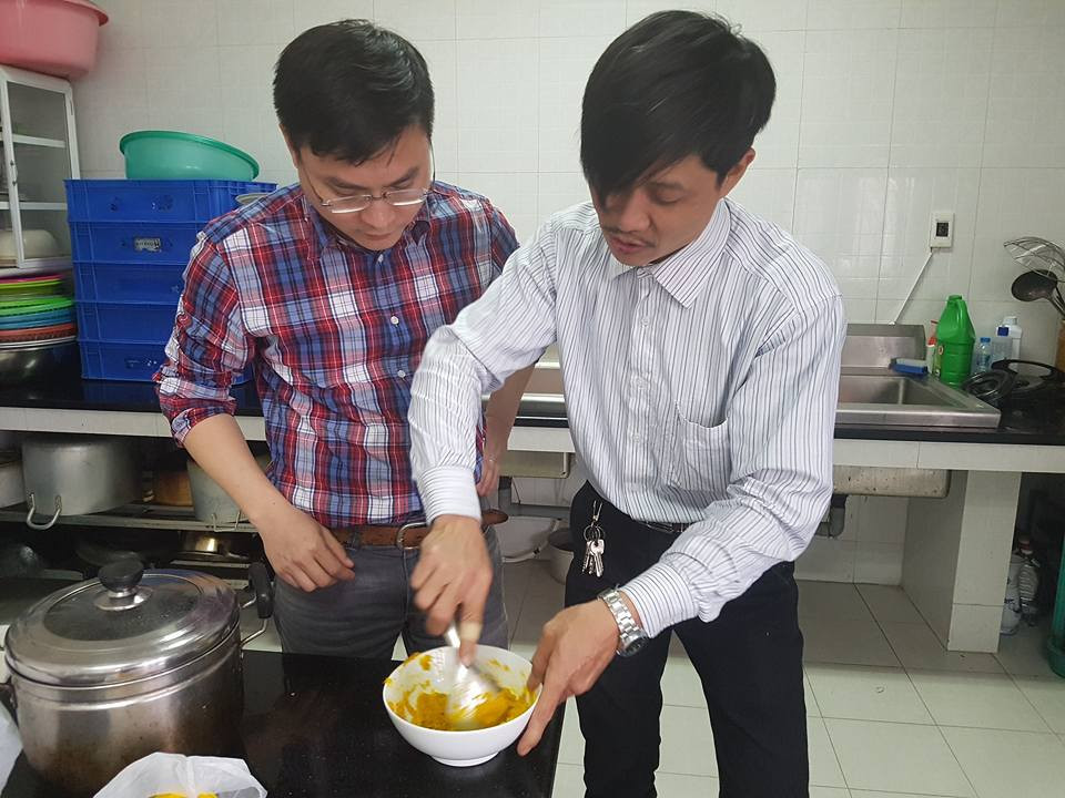 Không chỉ là cố gắng về sớm thay vợ bếp núc, trông con, mà cánh đàn ông còn sẵn sàng đứng ra lo từ A tới Z cho một bữa ăn thịnh soạn ngày 8/3.