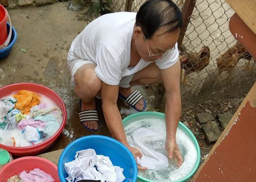 Hình ảnh này không khỏi lạ lẫm vì khoảnh khắc dễ thương, mang đầy sự chia sẻ, cảm thông mà cánh mày râu dành cho phụ nữ.