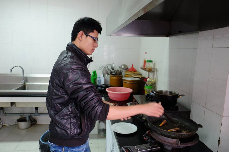  Ngày Quốc tế Phụ nữ mùng 8/3 đã cận kề, ngoài việc nghĩ ra những món quà thiết thực nhằm bày tỏ tình cảm, sự quý trọng tới người phụ nữ mình thương, đấng mày râu của thế kỷ 21 giờ đây cũng chẳng ngần ngại xắn tay đảm đương công việc nhà, thay chị em chăm lo nội trợ.