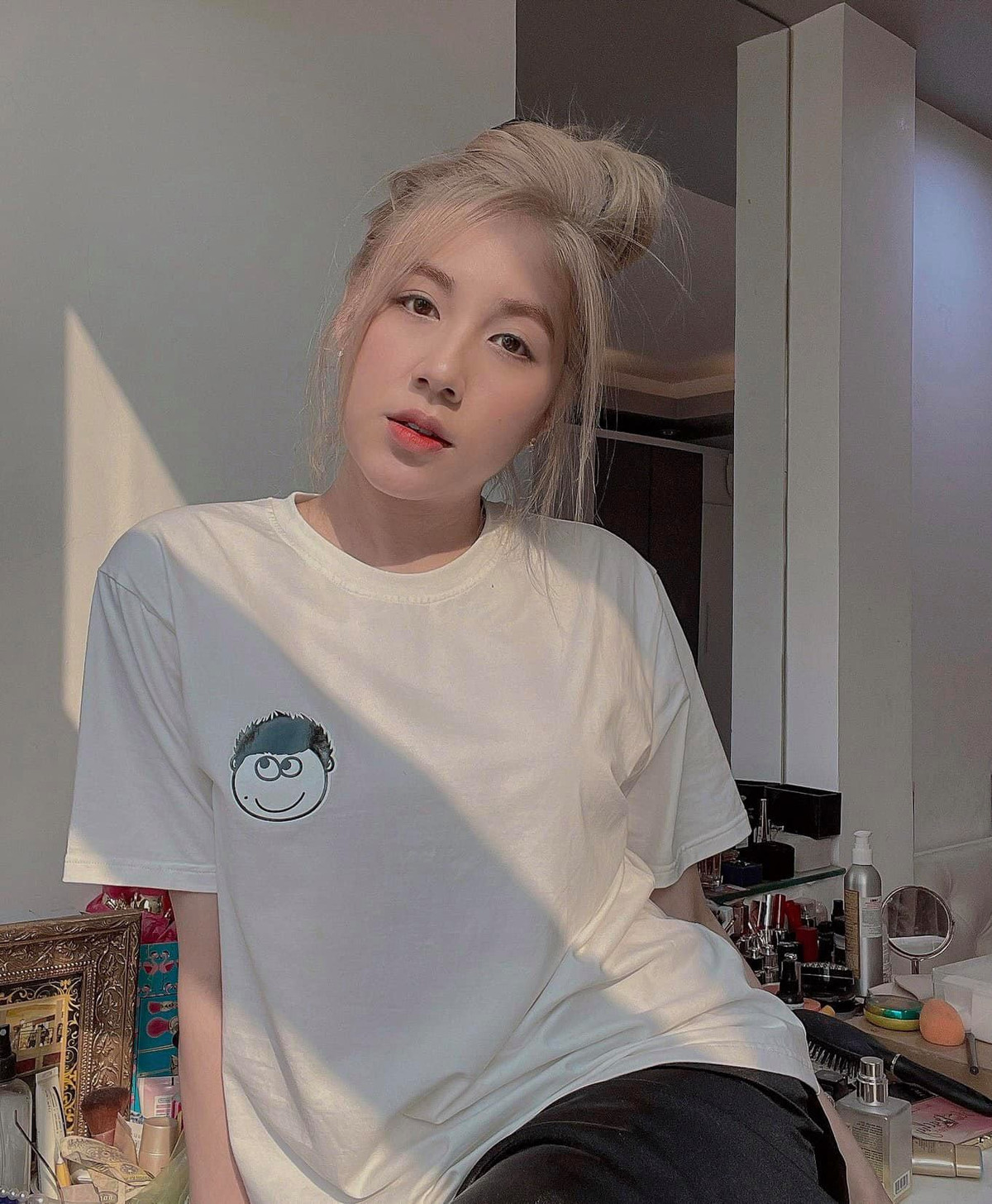 Trân Mèo tên thật là Bảo Trân, sinh năm 1994 và lớn hơn Rambo 2 tuổi. Cô nàng là hot girl khá nổi tiếng nhiều năm trước với biệt danh "Trân Mèo"