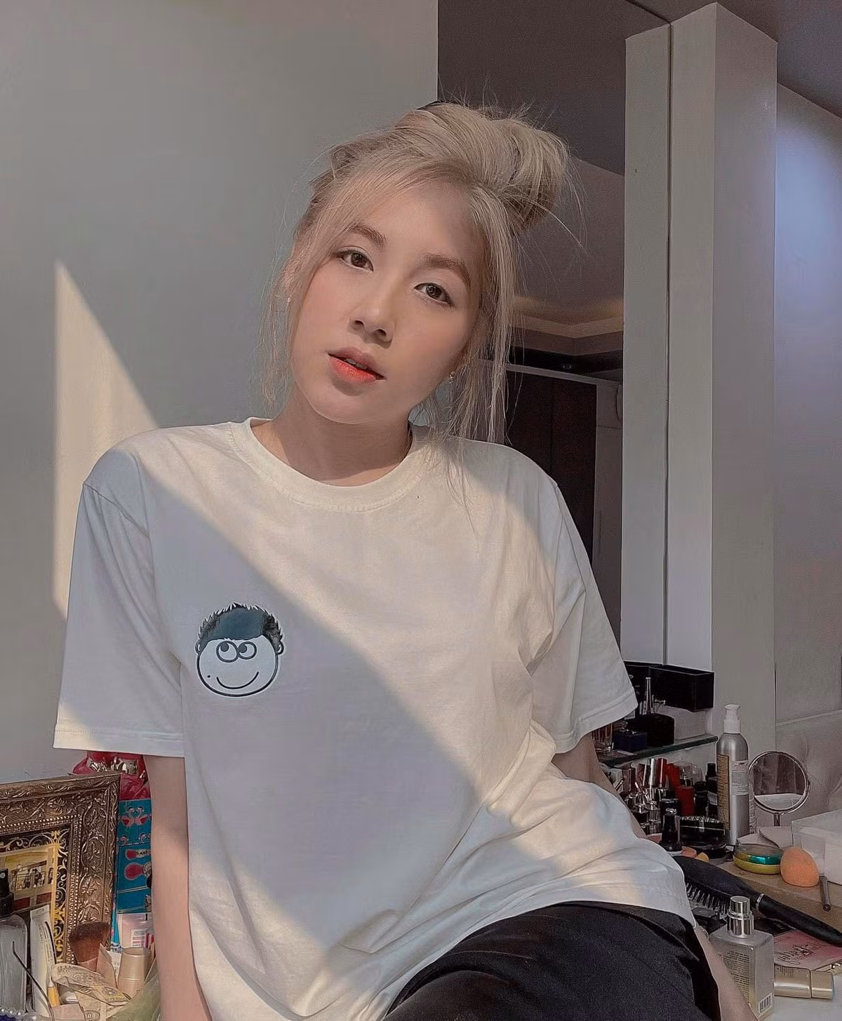 Trân Mèo tên thật là Bảo Trân, sinh năm 1994 và lớn hơn Rambo 2 tuổi. Cô nàng là hot girl khá nổi tiếng nhiều năm trước với biệt danh "Trân Mèo"