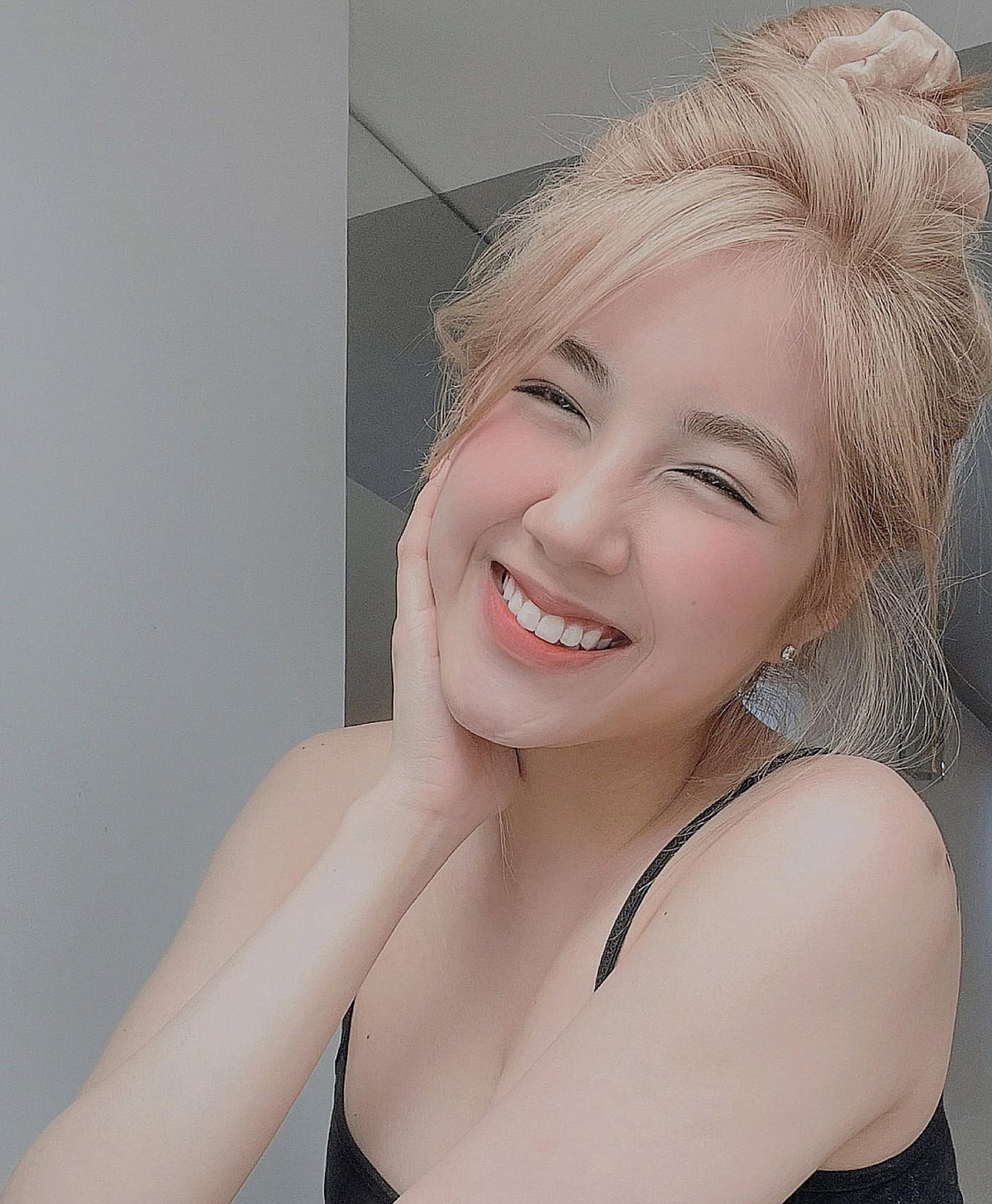 Không chỉ sở hữu ngoại hình xinh đẹp, sắc sảo và vóc dáng quyến rũ, Trân Mèo còn có tính cách cực "lầy lội".