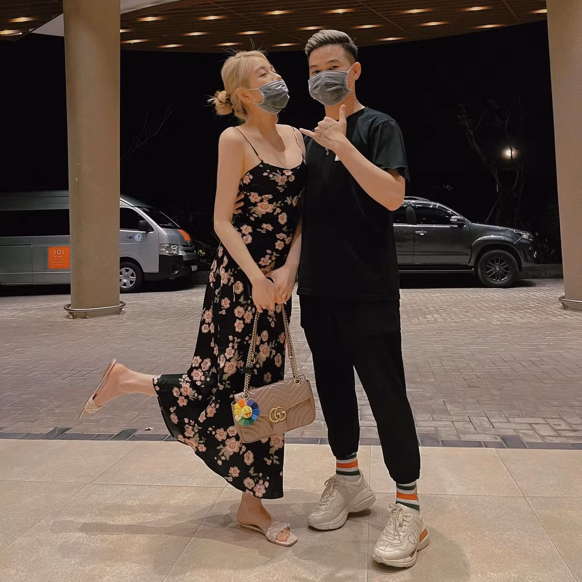 Đáng yêu nhất là trong một lần Rambo đặt bánh tráng từ Trân Mèo, anh chàng chẳng những không cần trả tiền hàng, chỉ mất phí ship mà còn được cô gái xinh đẹp này "thả thính" với câu nói đó là thùng bánh tráng tình yêu.