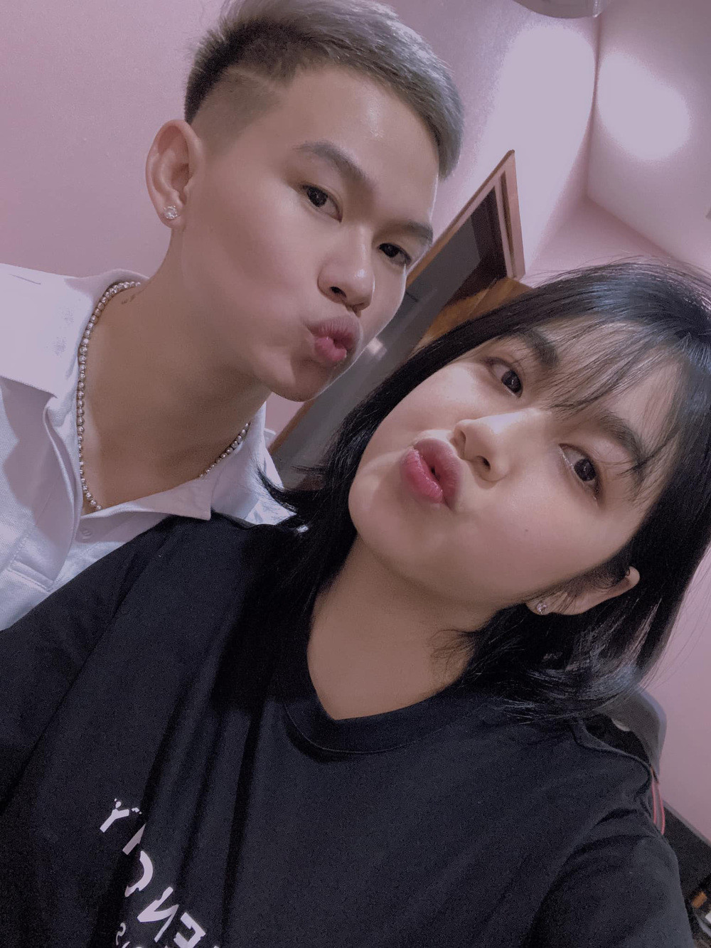 Streamer Rambo cùng hot girl Trân Mèo hiện là một trong những cặp đôi được không ít giới trẻ yêu mến và ngưỡng mộ. Câu chuyện cặp đôi này nên duyên từ 10 bịch bánh tráng cũng khiến nhiều người xôn xao không ngớt.