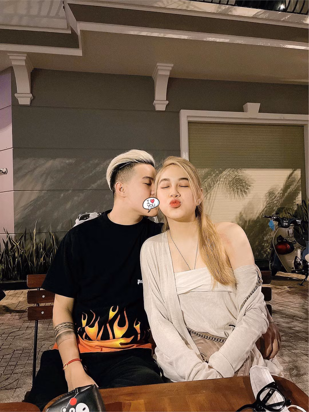 Ở ngoài đời, Trân Mèo thu hút mọi ánh nhìn bởi ngoại hình xinh đẹp, sắc sảo và vóc dáng quyến rũ. Cô còn dễ dàng "cưa đổ" nam streamer chỉ bằng 10 bịch bánh tráng trộn nên từ đó cư dân mạng đặt cho cô cái tên là ''hot girl bánh tráng''.