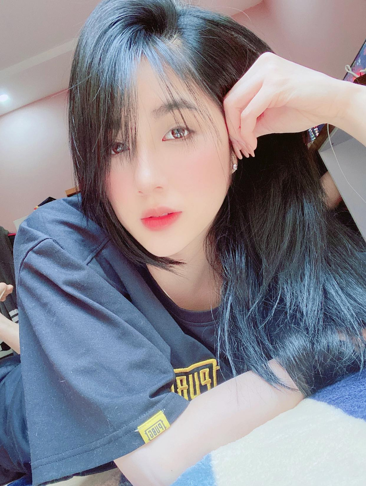 Chỉ cần cô nàng đăng tải một video clip ngắn quay cảnh ăn bánh tráng cũng đủ khiến dân tình xao xuyến. Ảnh: FBNV