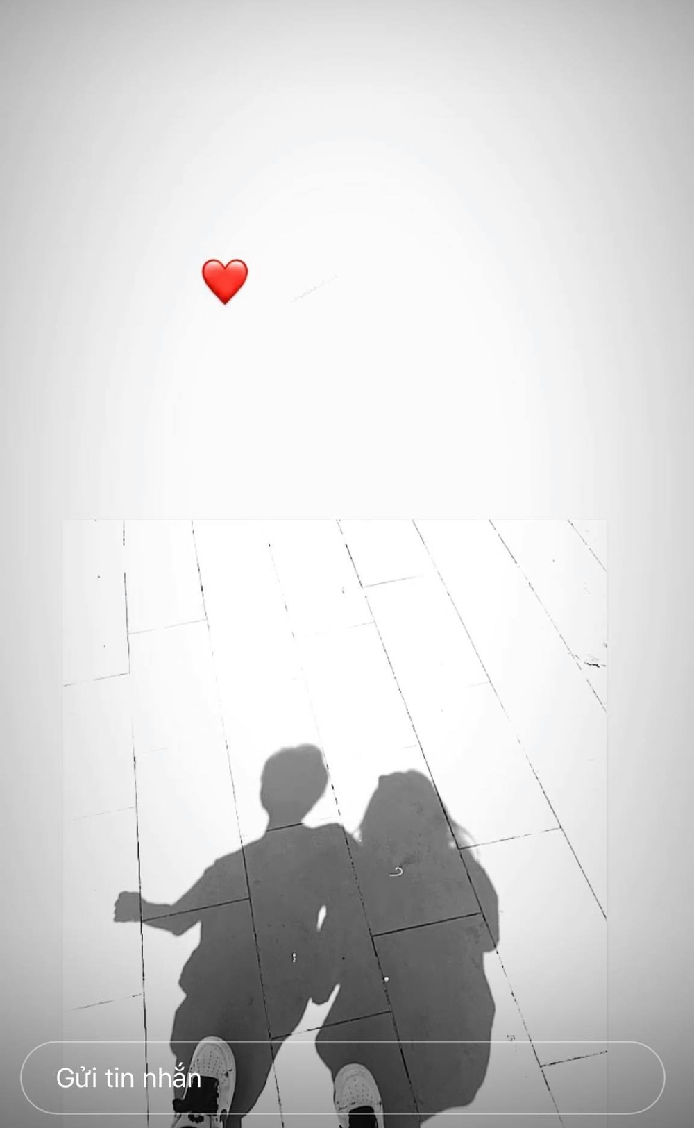 Hành động của cô nàng hot girl nhanh chóng gây sự chú ý cư dân mạng. Bởi đây là lần đầu tiên Huỳnh Phương xuất hiện chung khung hình với cô. Thậm chí "bạn gái tin đồn" của nam diễn viên FAPtv còn tự tung một bức ảnh chụp hai chiếc bóng đi cạnh nhau trong đêm vô cùng tình tứ.