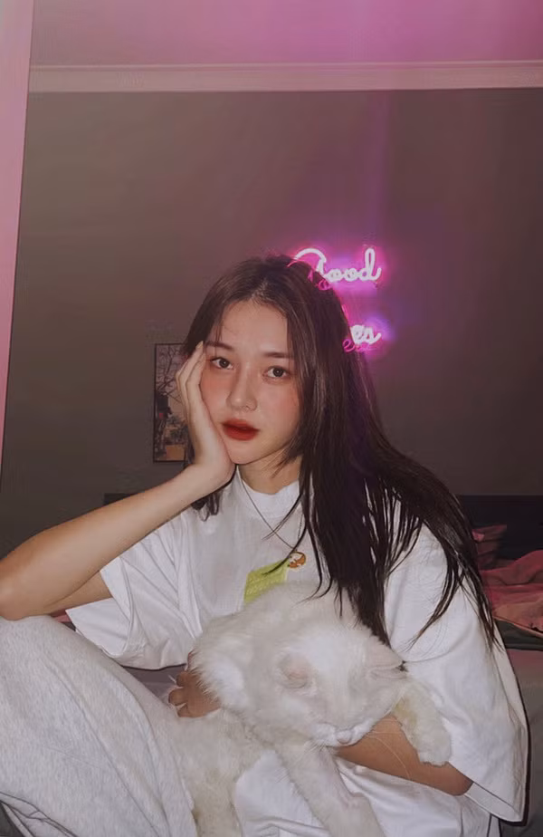 Nàng hot girl sinh năm 2000 này từng giành được ngôi vị Á khôi 1 trong cuộc thi sắc đẹp quy mô nhỏ được tổ chức tại Hà Nội vào năm 2020.