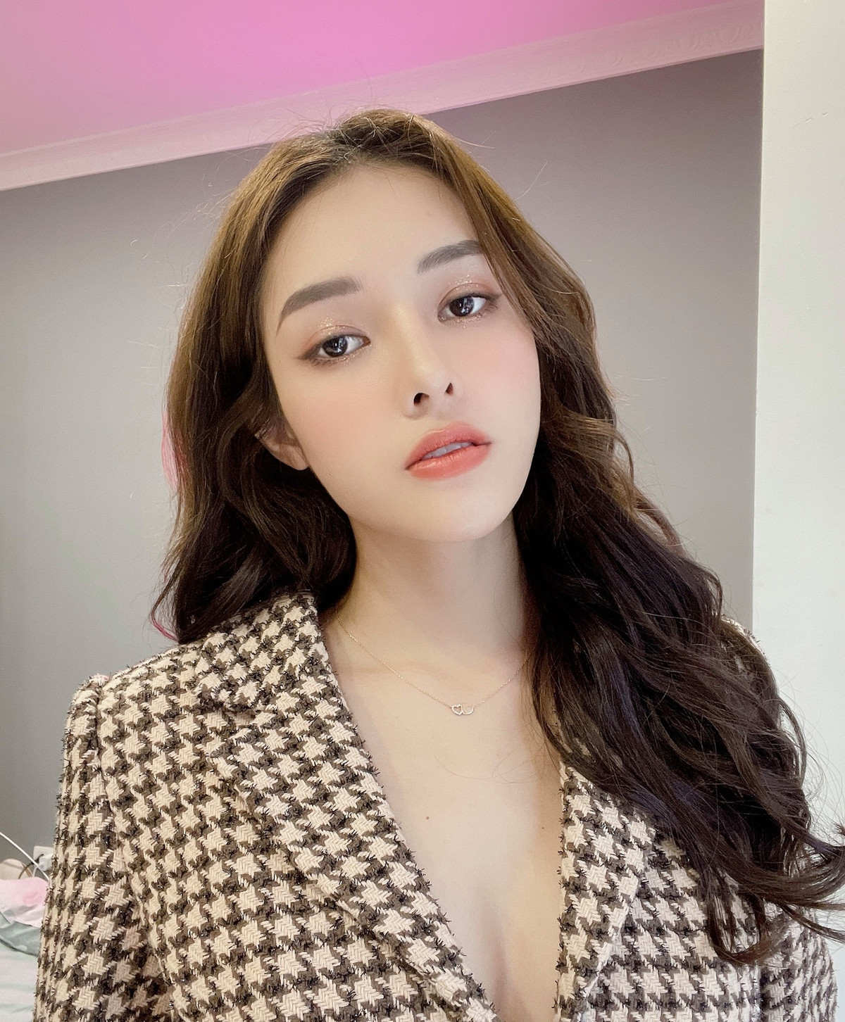 Nhan sắc cùng vóc dáng cực chuẩn của Hồng Hạnh cũng nhận được nhiều lời khen ngợi.