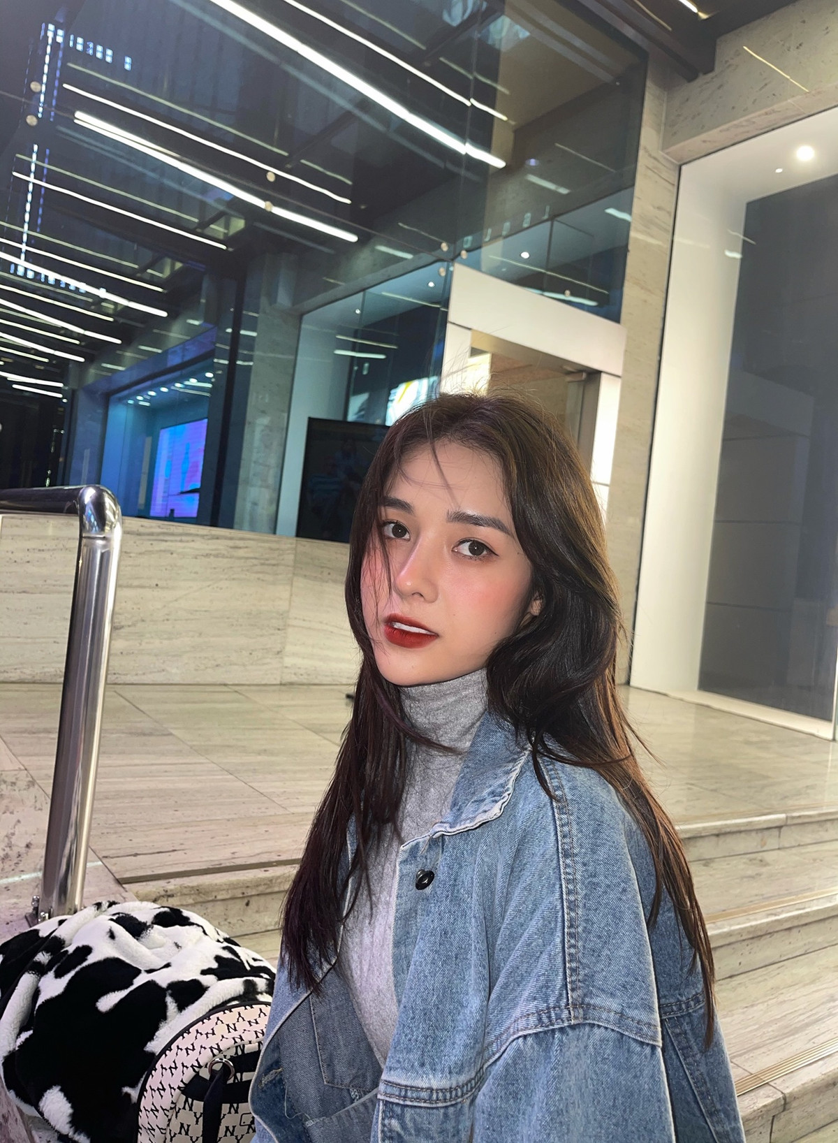 Sinh ra trong gia đình có truyền thống theo nghề giáo nhưng Hồng Hạnh lại có niềm đam mê với diễn xuất. Tuy nhiên, cô nàng không nhận được bất kỳ sự ủng hộ nào khi lựa chọn nghệ thuật.