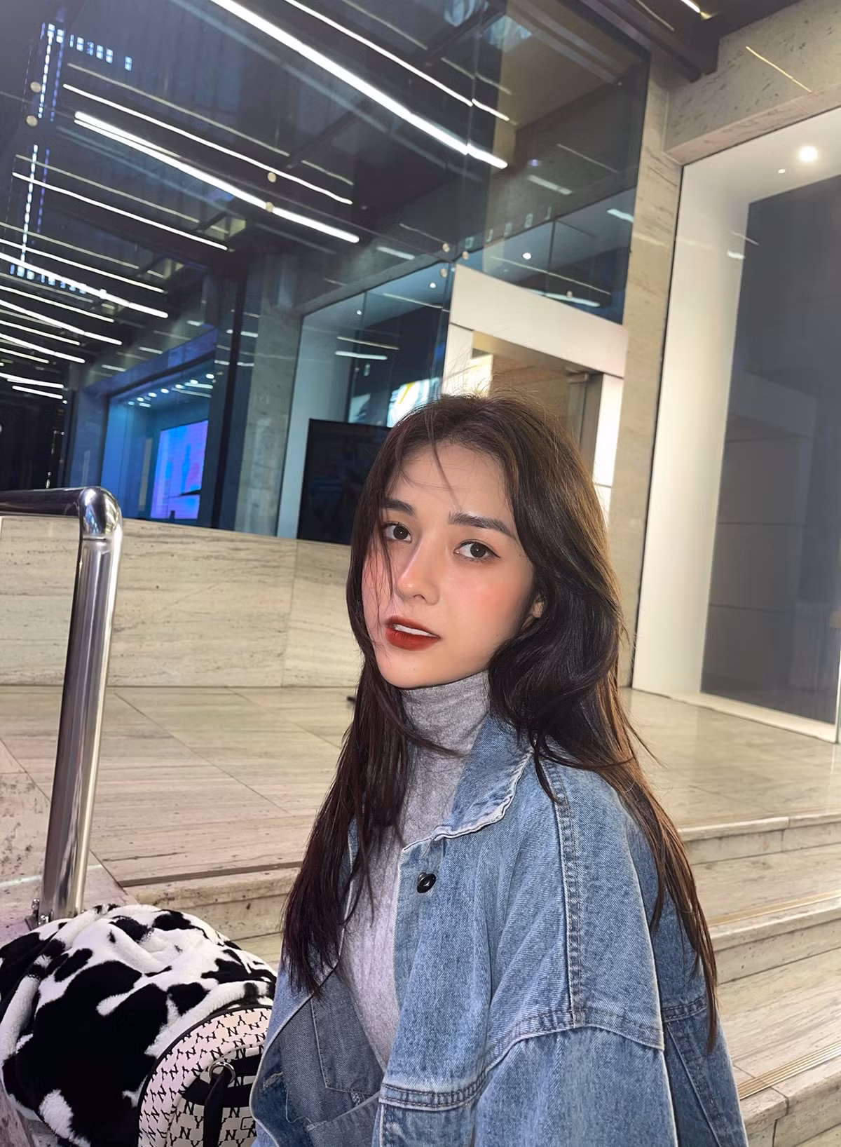 Sinh ra trong gia đình có truyền thống theo nghề giáo nhưng Hồng Hạnh lại có niềm đam mê với diễn xuất. Tuy nhiên, cô nàng không nhận được bất kỳ sự ủng hộ nào khi lựa chọn nghệ thuật.