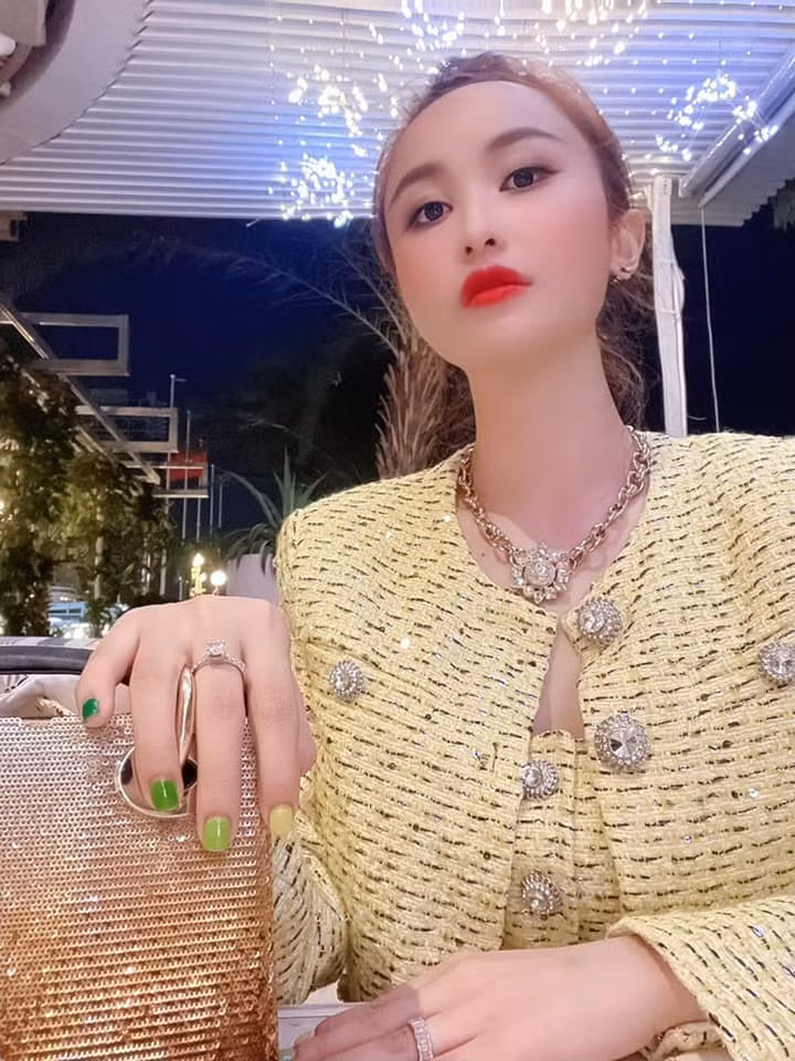 Dù chẳng dấn thân vào giới showbiz nhưng Mina Phạm, vợ hai đại gia Minh Nhựa vẫn là một trong những chủ đề cho công cuộc soi mói của cư dân mạng, đặc biệt là về nhan sắc của "quý bà" này.