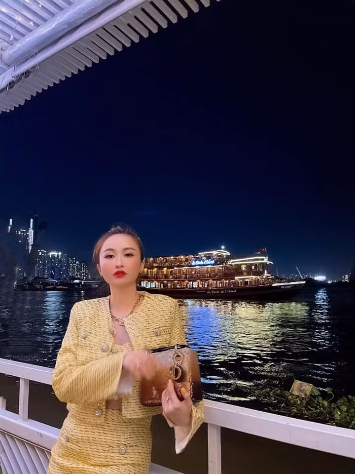 Trước đó, Mina Phạm nhiều lần bị cư dân mạng tố cáo sử dụng app chỉnh ảnh quá đà khiến gương mặt gần như "biến dạng".