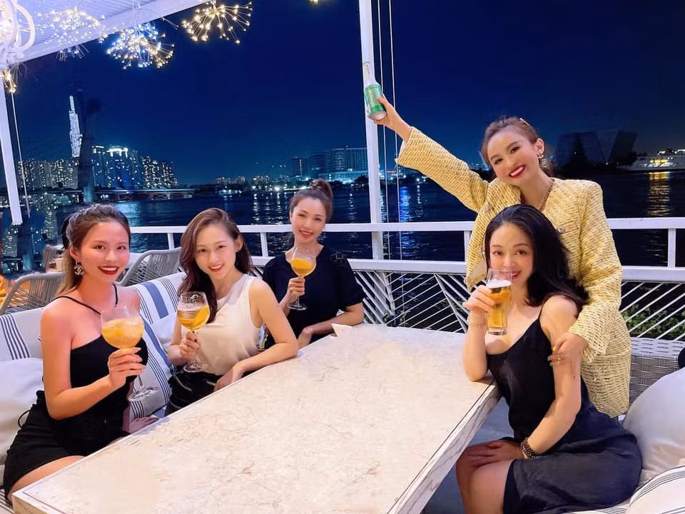 Mới đây, vợ hai Minh Nhựa tiếp tục gây chú ý khi đăng tải hình ảnh check-in đi ăn ốc cùng hội bạn. Điều đáng chú ý là dù đi ăn khá bình dân nhưng cô lại lựa chọn ăn mặc như đi tiệc, trang điểm và trang phục "lồng lộn" đến bất ngờ.