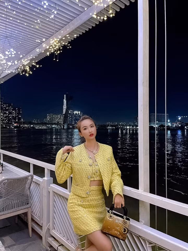 So khoảnh khắc lộ bụng mỡ của Mina với những bức ảnh đã bóp eo cẩn thận ở trên MXH, quả thực bà mẹ trẻ này vẫn là tín đồ của các app chỉnh ảnh như bao chị em khác.