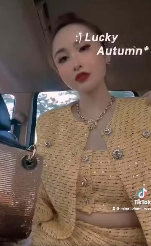 Đoạn clip ngắn này quay cảnh ngồi trong xe ô tô của Mina, bà mẹ 2 con tạo dáng cute nhưng không ngờ lại vô ý để lộ vòng 2 ngấn mỡ khác xa hoàn toàn với hình ảnh lung linh trước đó.