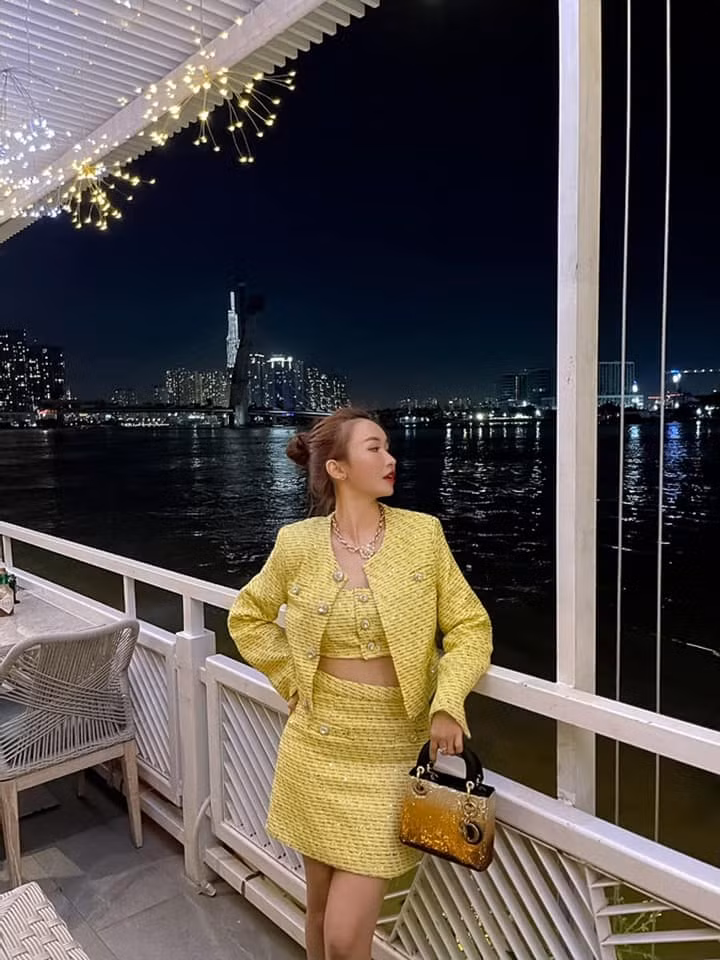 Trước đó, Mina Phạm không phủ nhận mình ham "sống ảo" dù đã làm mẹ.