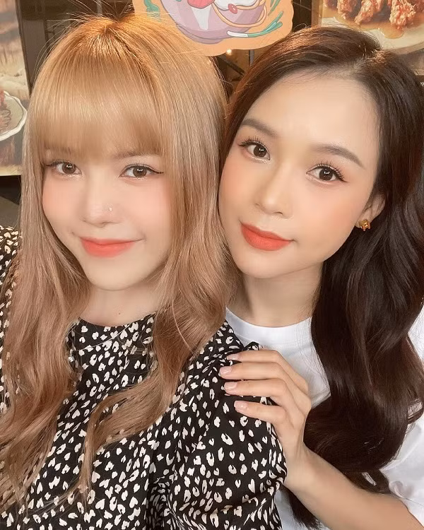 Mới đây nhất, "tình cũ" Sơn Tùng M-TP đã có dịp tái ngộ nữ diễn viên Sam khi cùng tham gia ghi hình cho một gameshow. Khoảnh khắc hai người đẹp cùng trong một khung hình đã mang về tương tác rất khủng, hàng trăm nghìn lượt yêu thích và bình luận.