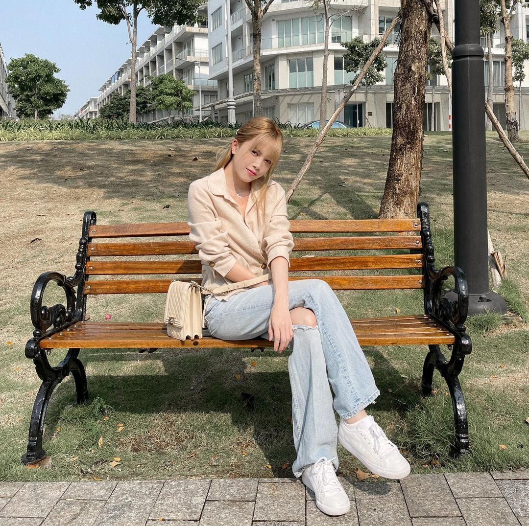 Bên cạnh lời khen, không ít cư dân mạng cho rằng Thiều Bảo Trâm không đẹp bằng hot girl Sam bởi cô nàng vừa trải qua scandal.