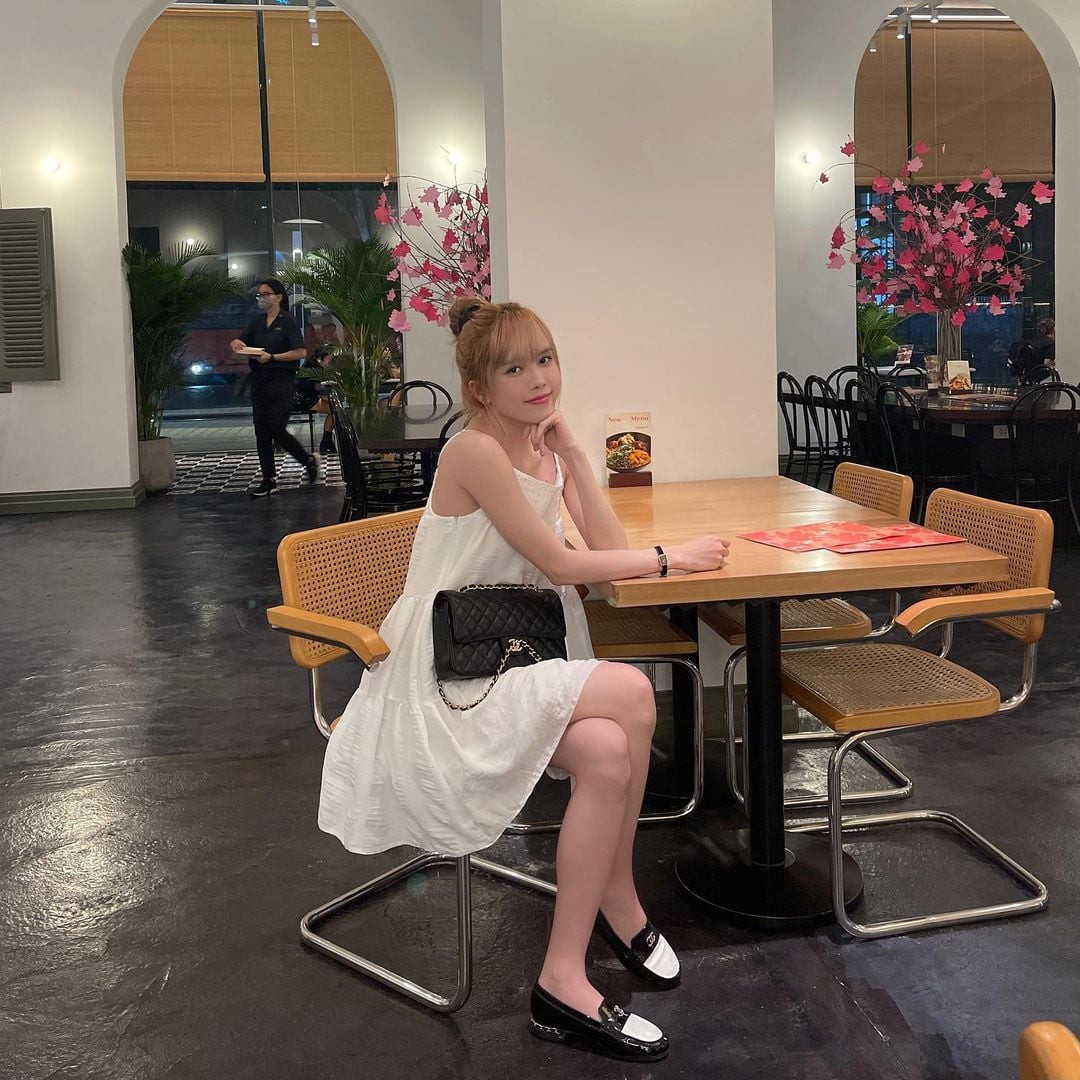 Hai cô gái đình đám nhận rất nhiều lời khen ngợi nhưng bên cạnh đó cũng có không ít ý kiến so sánh nhan sắc của 2 người đẹp.