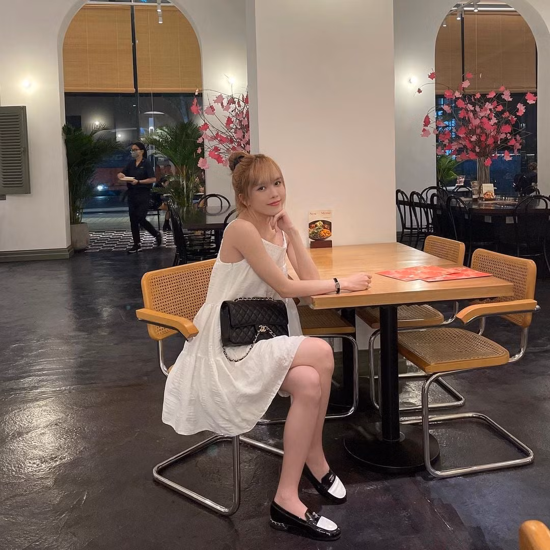 Hai cô gái đình đám nhận rất nhiều lời khen ngợi nhưng bên cạnh đó cũng có không ít ý kiến so sánh nhan sắc của 2 người đẹp.