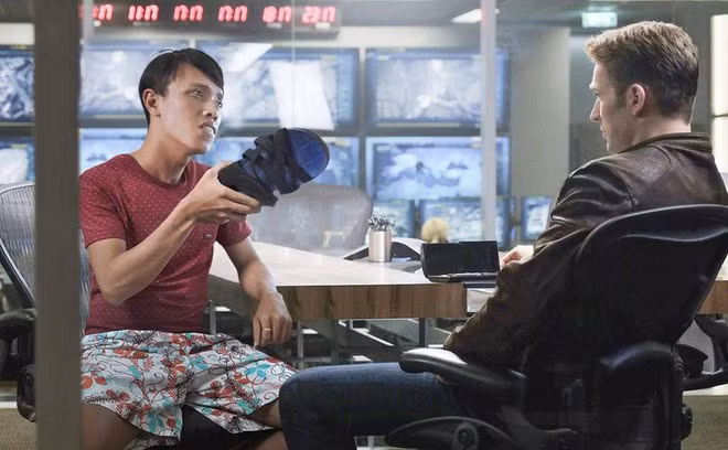 Với chiếc quần đùi hoa "huyền thoại", cùng phong cách cởi trần hoặc sơ mi phanh ngực đặc trưng, Mai Xuân Huy đã thực sự gây bão mạng với loạt ảnh cười đau ruột. Ảnh: Tổng hợp