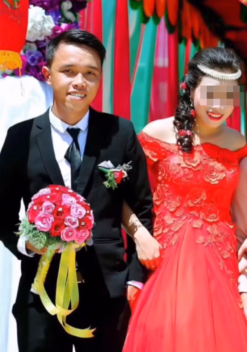 Mới đây trên mạng xã hội xuất hiện hàng loạt tin nhắn được cho là của Huy quần hoa và vợ. Theo đó, vợ của "thánh photoshop" này tố chồng mình ngoại tình với gái trẻ. Vợ anh can ngăn nhiều lần không được. Cuối cùng, vì không thấy thoả đáng với cách hành xử của vợ, Huy Quần Hoa đã quyết định sẽ đường ai nấy đi.